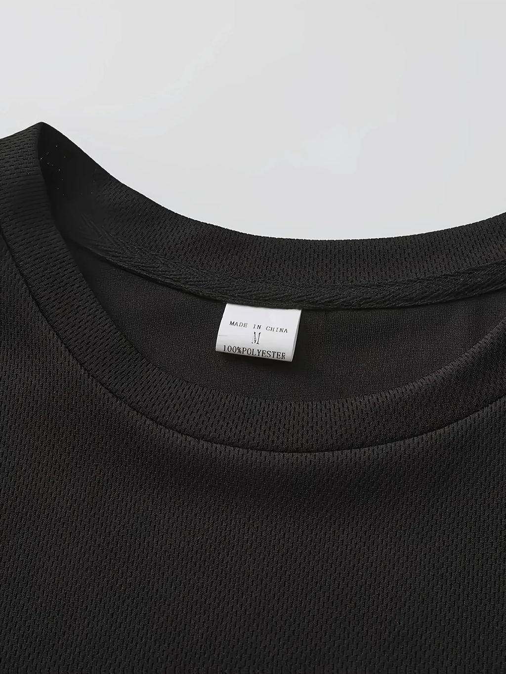 This 2026 high-end men's suit features casual color combinations to create a fresh summer look