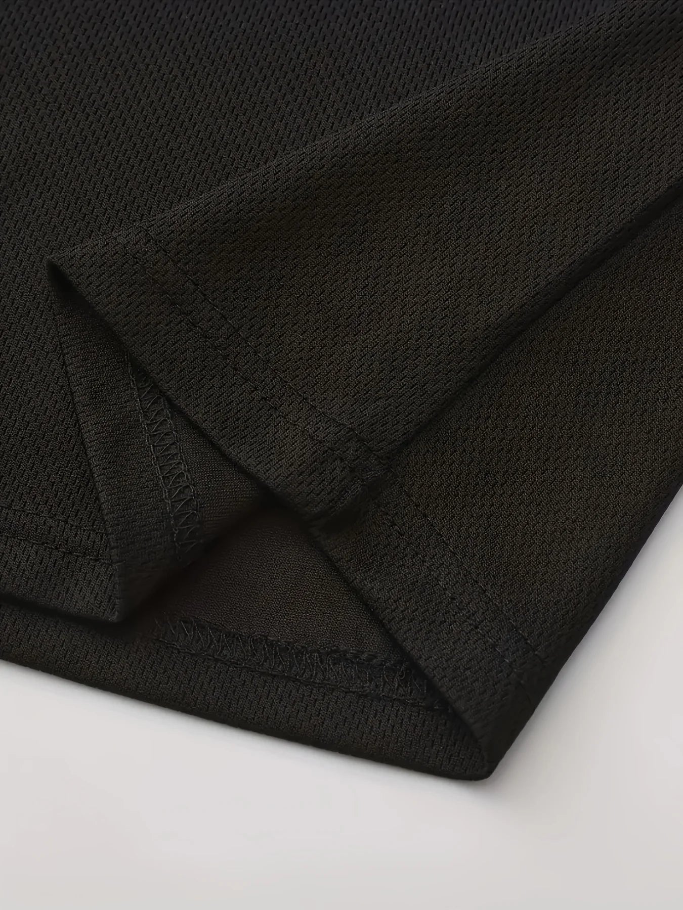This 2026 high-end men's suit features casual color combinations to create a fresh summer look